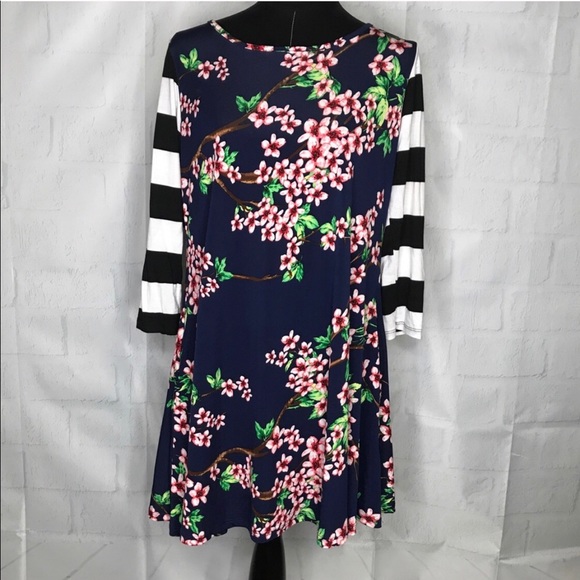 Dresses & Skirts - 🌸Floral Boutique Dress/Tunic